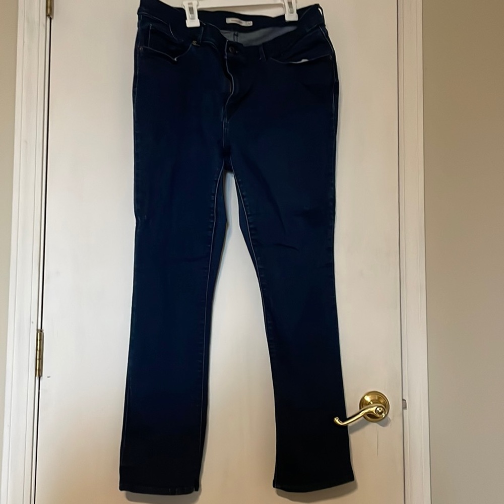 Levi size 33 (16) in Levi classic straight jeans. Maybe worn 2x.
